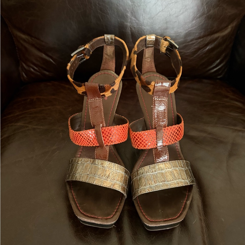 Stylish Women's Sandals with Red and Brown Accents